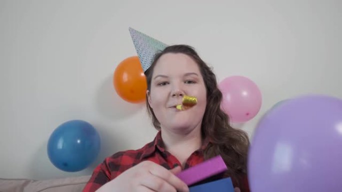 女孩在网上祝贺她的朋友生日。
