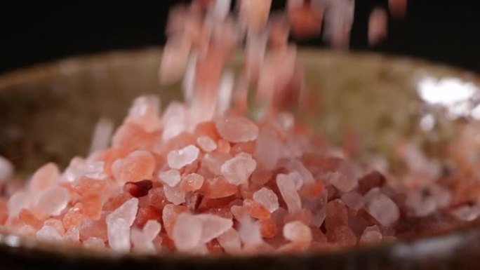 粉红盐慢动作掉进碗里，喜玛拉雅粉红盐特写