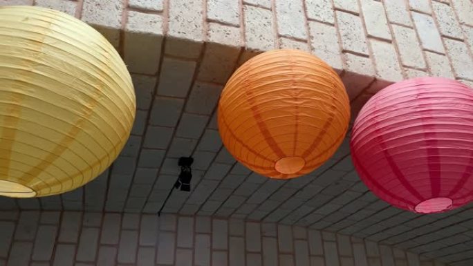 户外悬挂的彩色传统纸灯笼，节日装饰概念