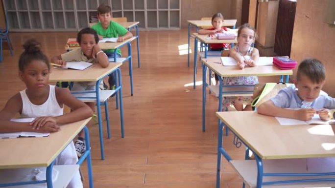 一群不同种族的小学生在学校的第一天