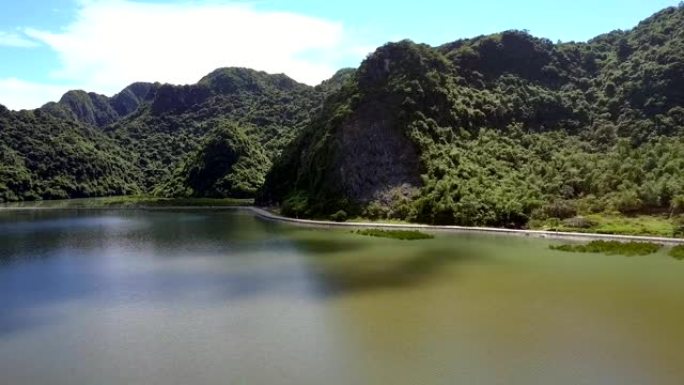 鸟瞰绿湾，岛屿和道路在山脚