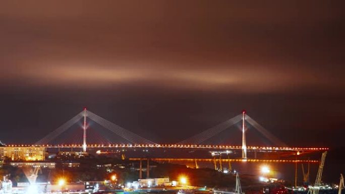 符拉迪沃斯托克 (Vladivostok) 夜景的时间圈，可欣赏港口和俄罗斯桥梁的景色。