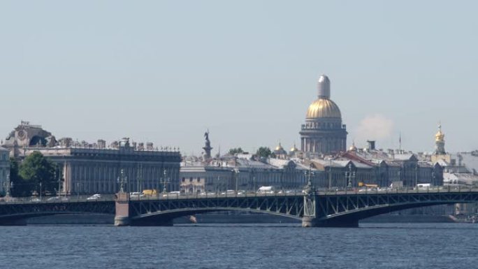 特罗伊茨基桥和夏季著名的以撒大教堂-俄罗斯圣彼得堡