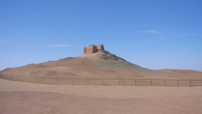 中国甘肃丝绸之路上的古代阳关山口景观。