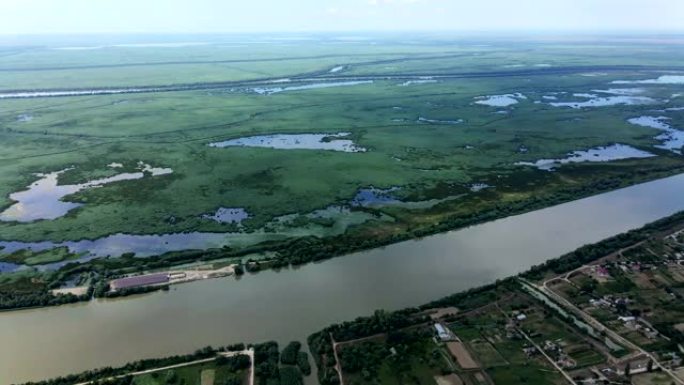 Ermakov岛的全景，摄像机向左侧旋转180度。鸟瞰图，4k-60fps。多瑙河三角洲的多瑙河生物