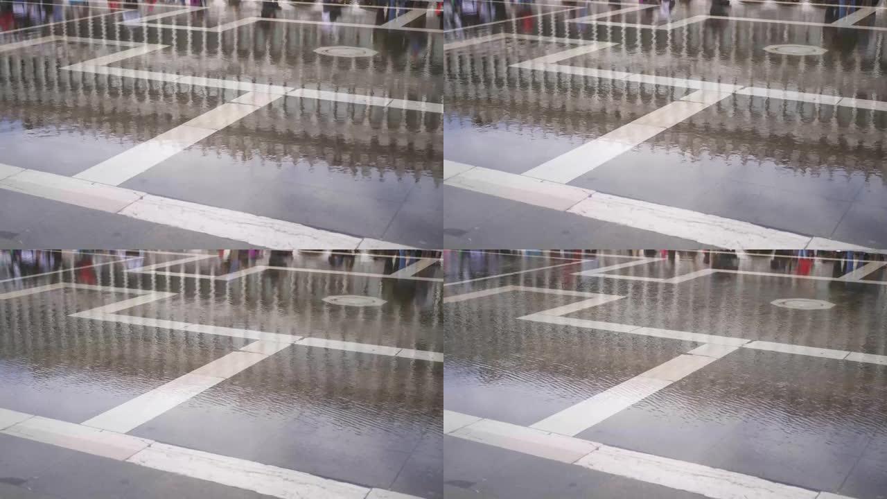 圣马克斯广场被洪水淹没，人们走路的倒影