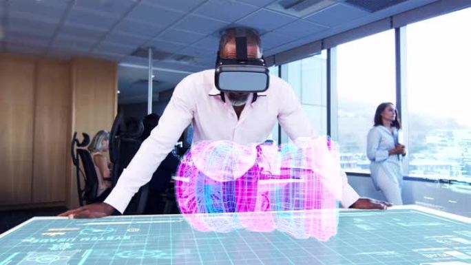 一位商人在桌子上戴着带有3d计划的VR耳机的动画