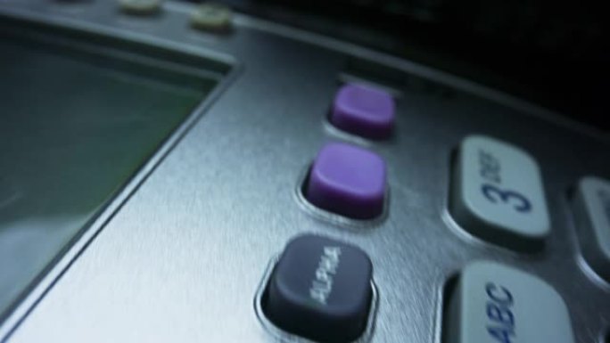 女人用信用卡用pos终端进行交易。购物概念