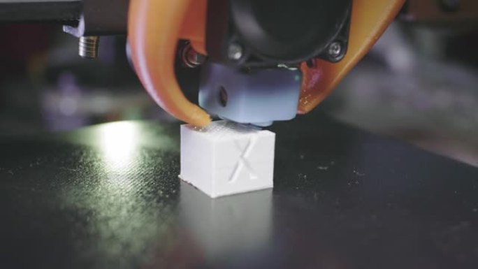 3D打印机从白色abs塑料中打印出一个抽象的立方图形。3D打印机的针应用塑料。自动三维3d打印机执行