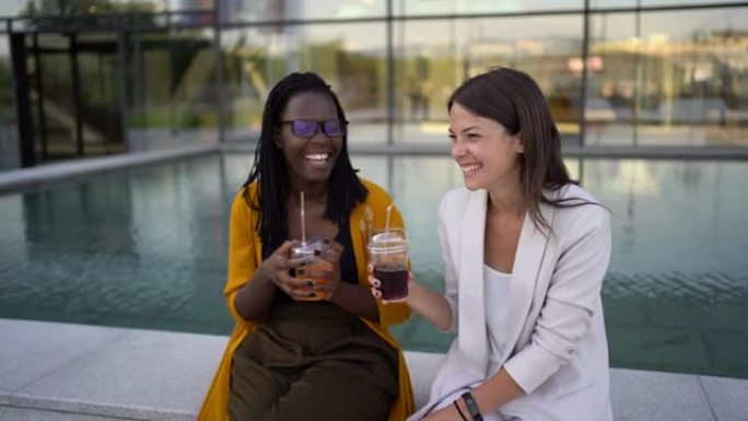 在办公楼前休息的女商人