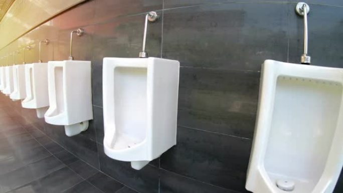 一排小便池男子公共厕所，通过稳定器移动