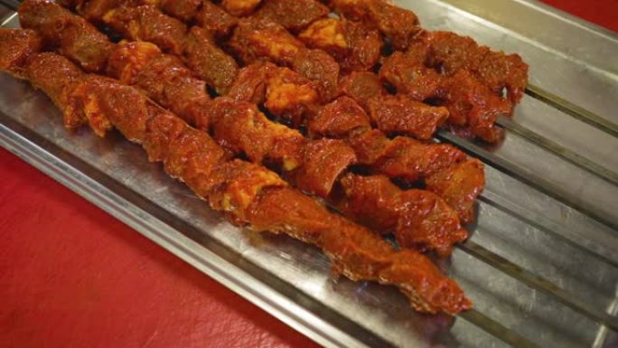 在土耳其准备腌制和调味的烤肉串
