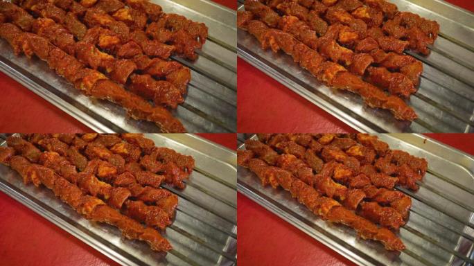 在土耳其准备腌制和调味的烤肉串