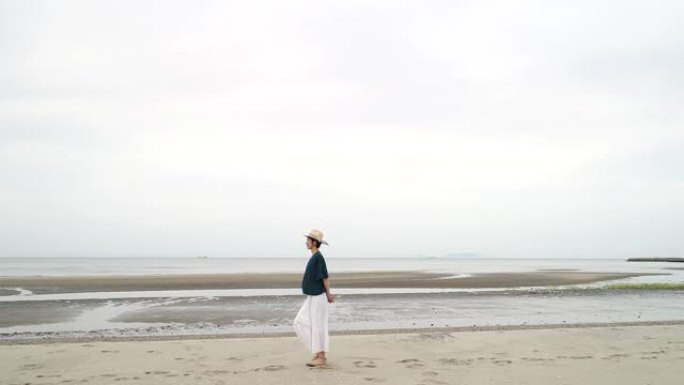 海滩上的日本女人夏日风光城市美景旅行摄影