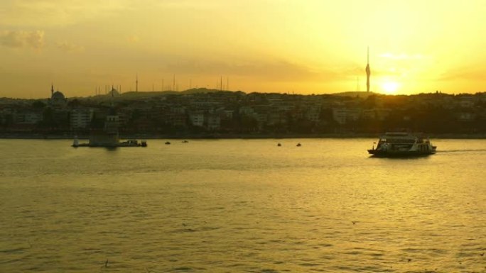 早晨的太阳从博斯普鲁斯海峡越过伊斯坦布尔