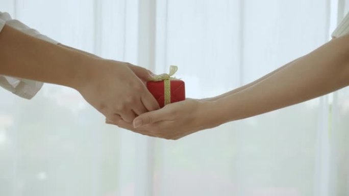近在咫尺的是将红色的小礼盒绑在金弓上递给人们。在圣诞节期间送礼，新年快乐，生日快乐。在线交付业务的概