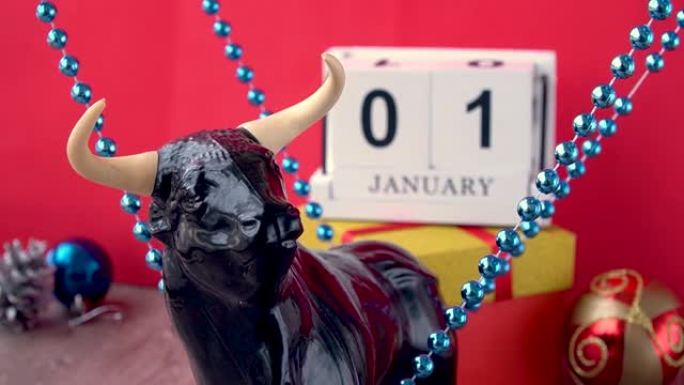 圣诞公牛。公牛是新2021年的象征。红色背景上的节日圣诞装饰品。东历的公牛年。圣诞珠子