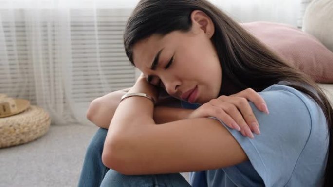 伤心欲绝的女人在家里哭泣