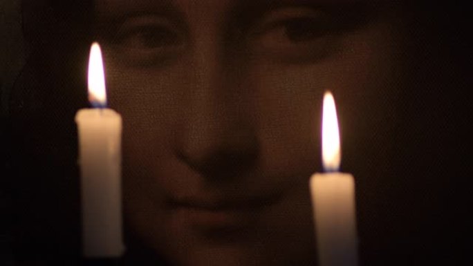 蜡烛之间照亮了乔康达·蒙娜丽莎的脸