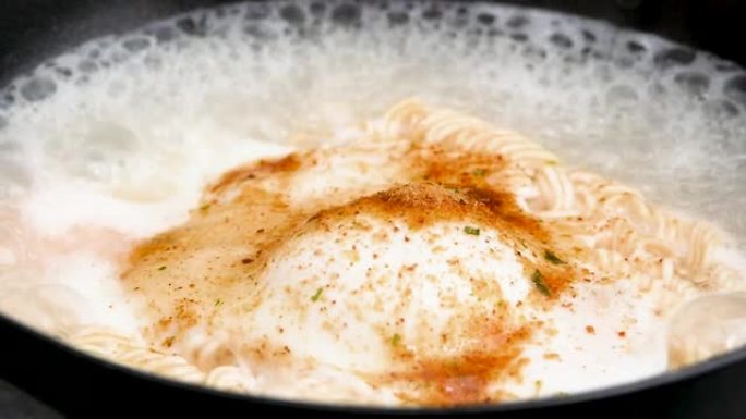 将调味料放入方便面中，将鸡蛋煮沸在锅中，放在厨房里的煤气中。