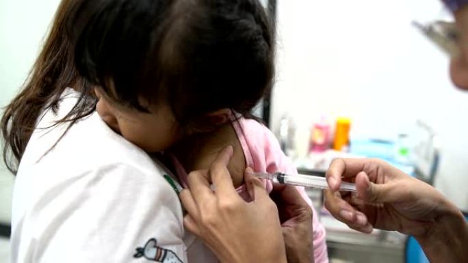 亚洲儿童注射疫苗给小孩打疫苗