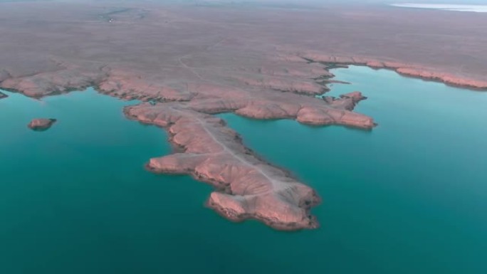 沙漠中部的蓝湖，无人机