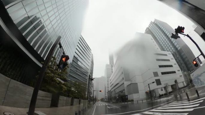 雨天开车。市区多雨，镜头上有雨滴