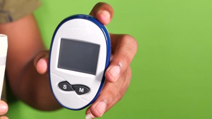 年轻人手握糖尿病测量工具