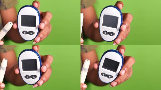 年轻人手握糖尿病测量工具