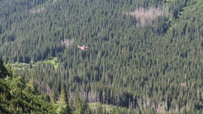 高山救援直升机在高山上执行旅游救援任务