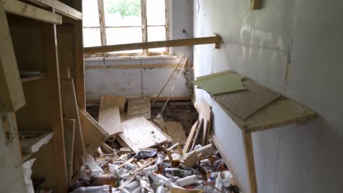 木墙散落在被毁房屋的地板上