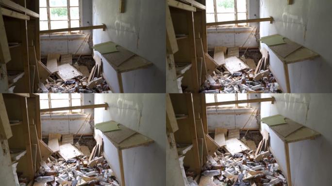 木墙散落在被毁房屋的地板上