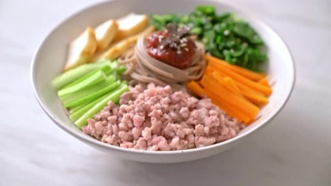 韩国辣冷面-bibim makguksu或bibim guksu-韩国美食风格