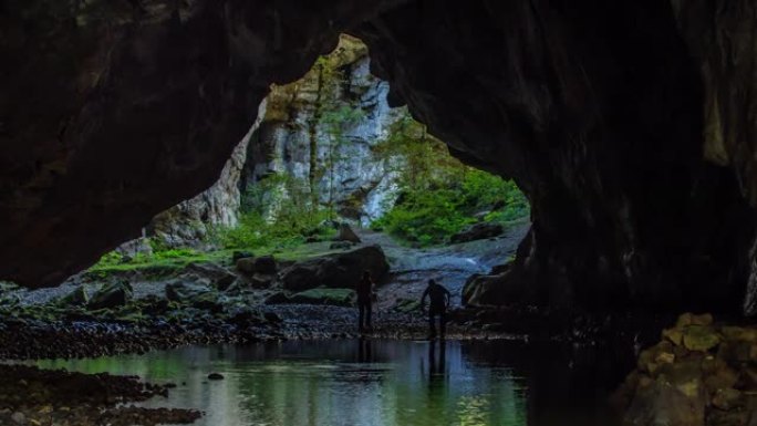 发现洞穴的夫妇探险者者山洞探险景观岩洞