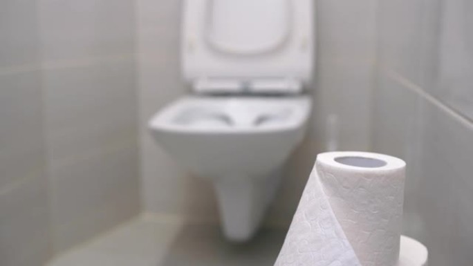 厕所现代房间和一个柜台下的白色厕所，厕所背景下的卫生纸