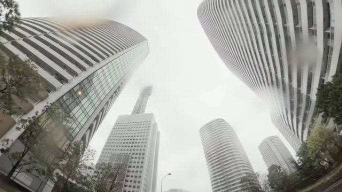 雨天开车。市区多雨，镜头上有雨滴