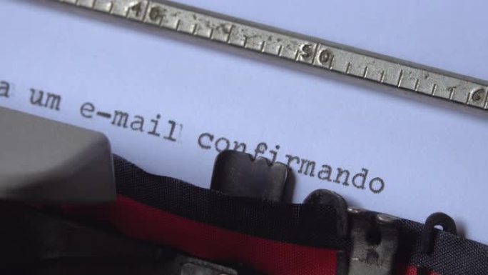“发送电子邮件确认”，写在打字机上的句子
