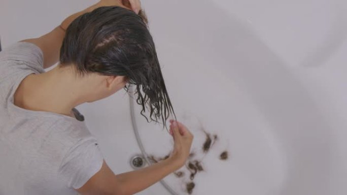 头发问题。洗漱时女孩的头发掉进水槽里。