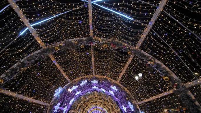 拱门形式的莫斯科新年照明