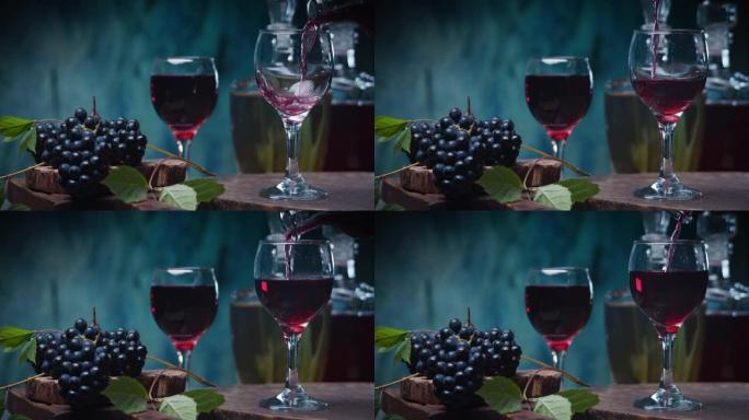 用红葡萄和葡萄酒瓶在蓝色背景下倒红酒