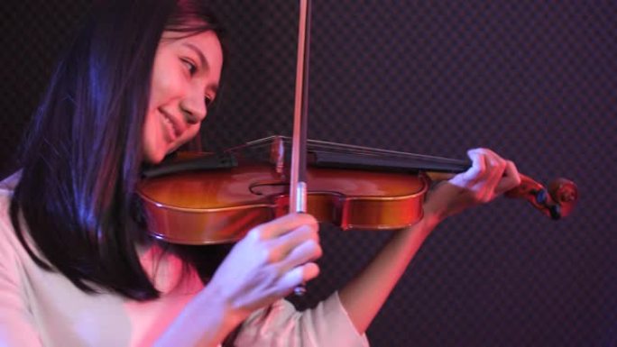 年轻的女音乐家拉小提琴