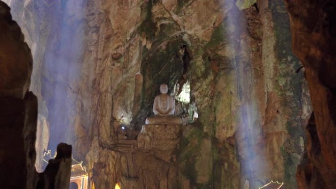 大理石山最大的洞穴寺庙中的大佛像是一群佛教寺庙，是越南中部岘港市著名的旅游胜地。越南旅游概念