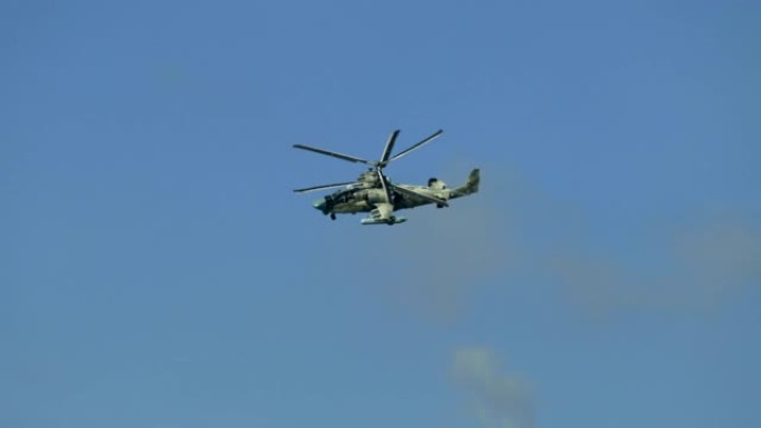 空中飞行的军用直升机