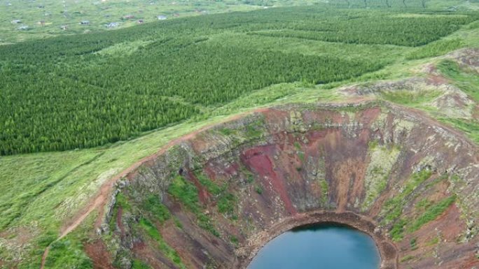 冰岛凯里火山火山口周围的鸟瞰图