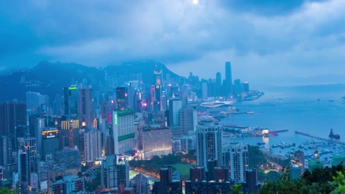 延时鸟瞰图香港天际线，香港城市景观维多利亚港上空的摩天大楼，中国香港