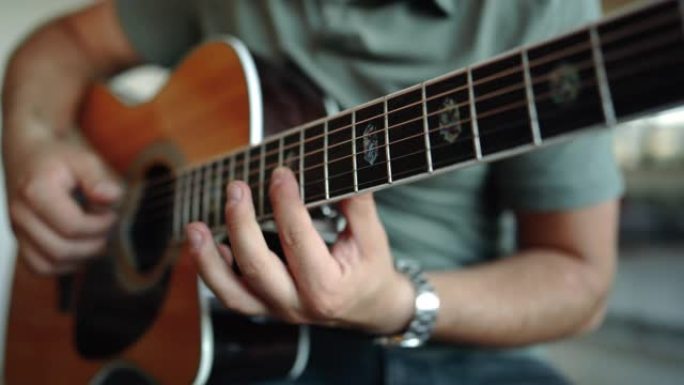 男人在家弹吉他弹吉他的男人玩音乐演奏