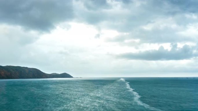 在雨天在海洋海岸的蓝色水中航行新西兰景观时间流逝