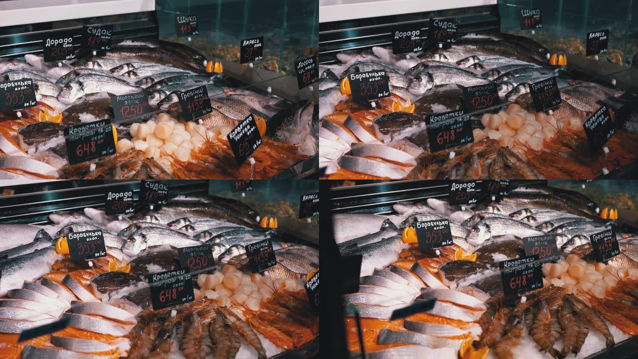 商店橱窗上出售带有价格标签的冰上新鲜海鱼