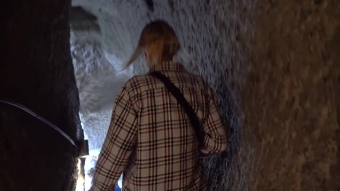 美丽的molassy女游客正走上楼梯前往佐治亚州瓦兹亚的洞穴修道院。女游客去观光