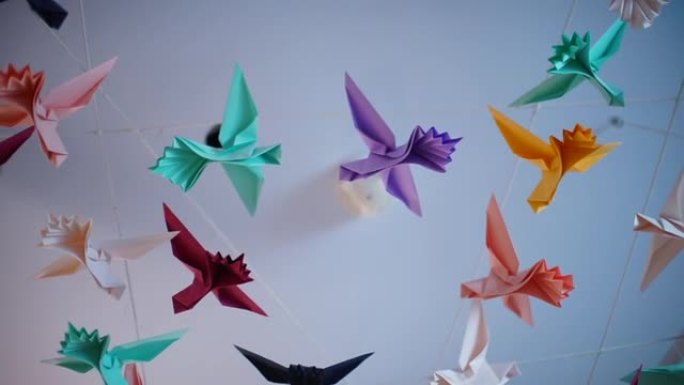 许多折纸鸟移动装饰和改善办公空间放松